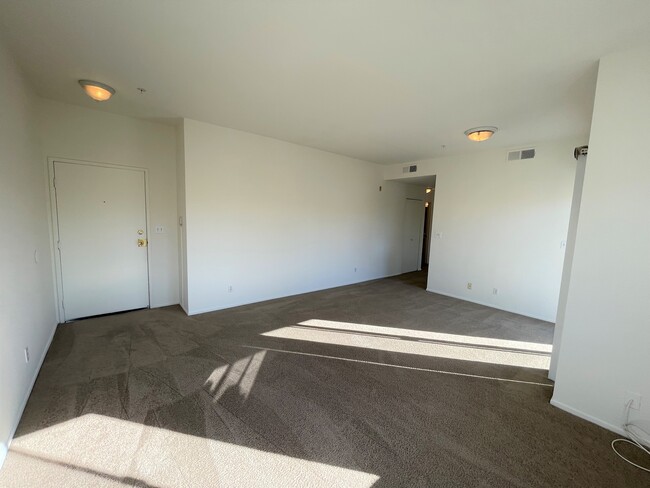 Building Photo - 147 Oak Knoll Ave