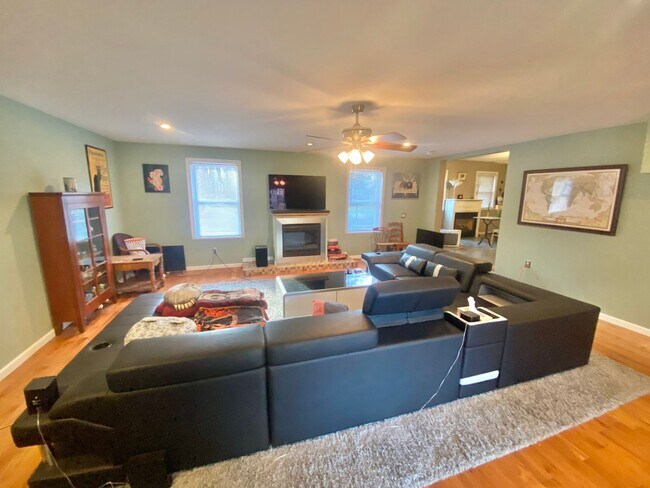 Building Photo - 56 Morellen Ln