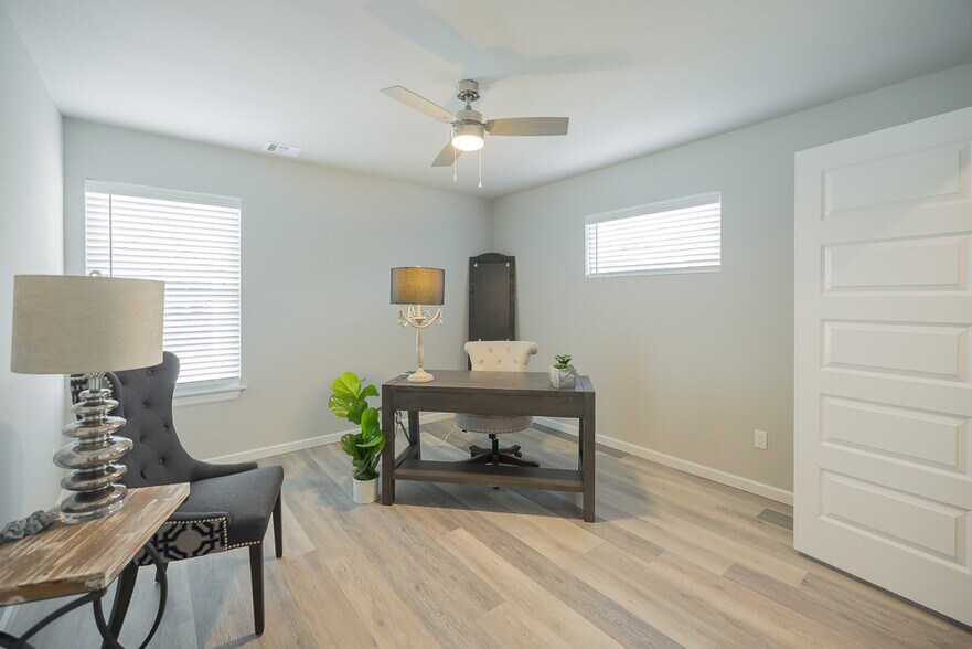 Building Photo - 3405 Redbud Ln
