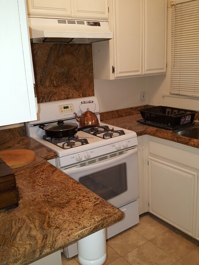 Building Photo - 2817 E Broadway