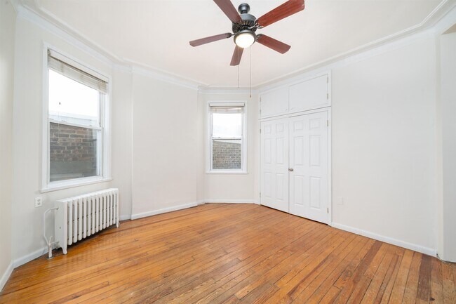 Building Photo - 313 18th St