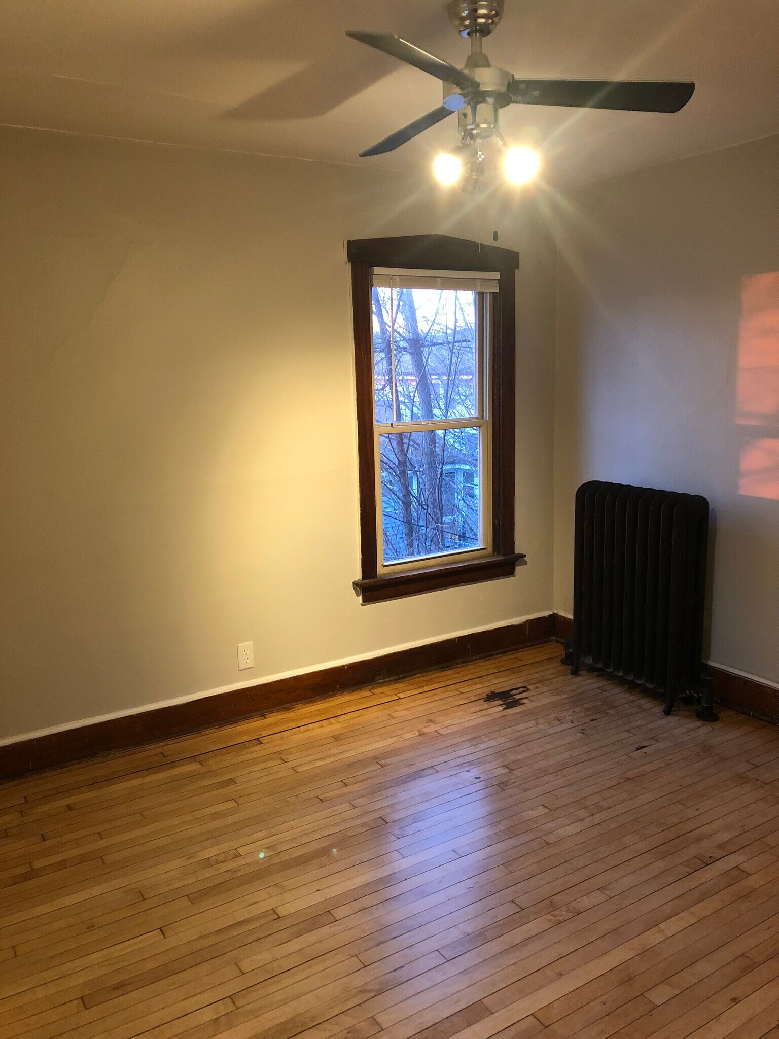 Building Photo - 318 E Deer Pl