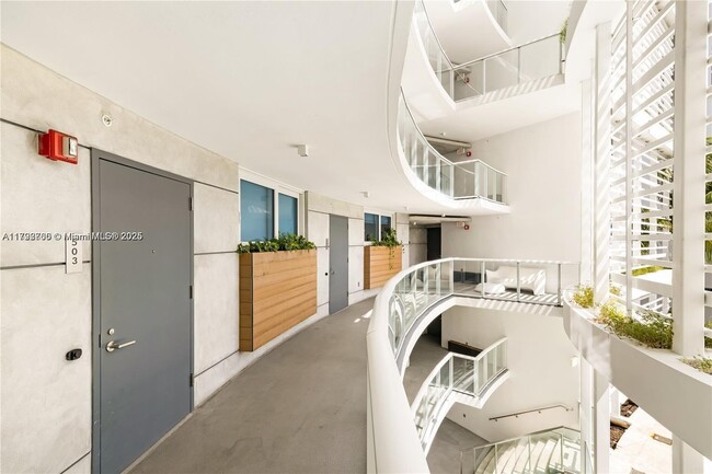 Building Photo - 9821 E Bay Harbor Dr