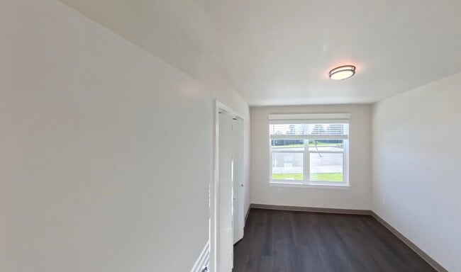 Building Photo - 900 N Oak Harbor St