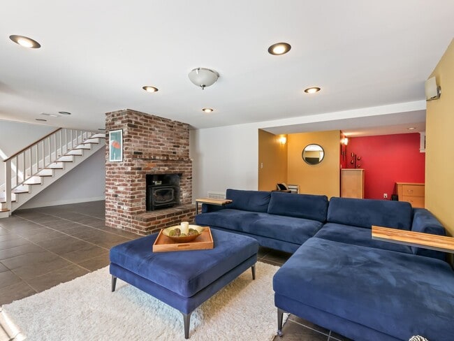 Building Photo - 5530 SW Logan Ct