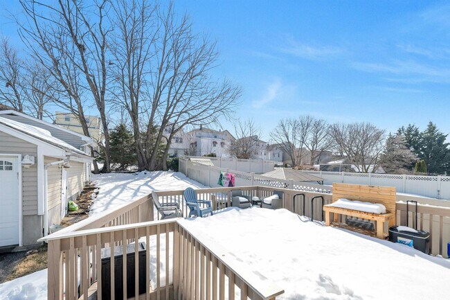 Building Photo - 632 Chase Ave