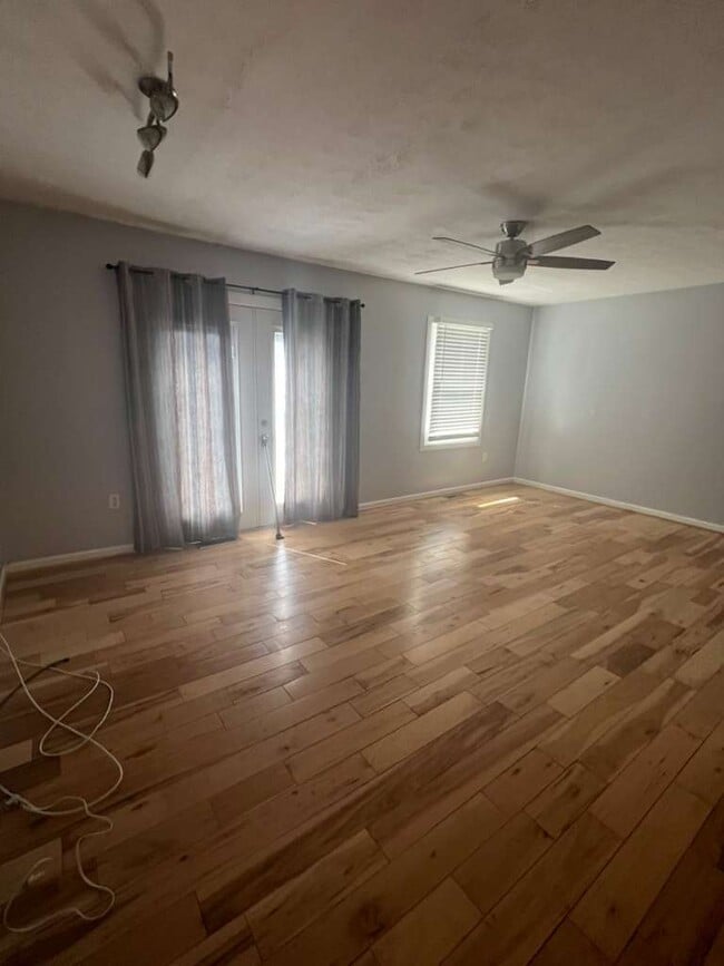 Building Photo - Lake Grove