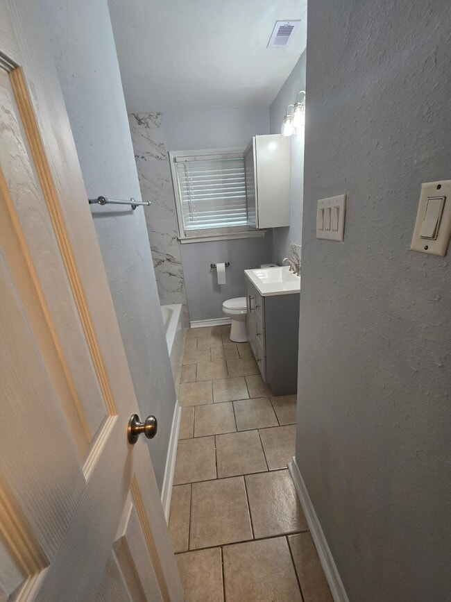 Building Photo - 833 Magnolia St