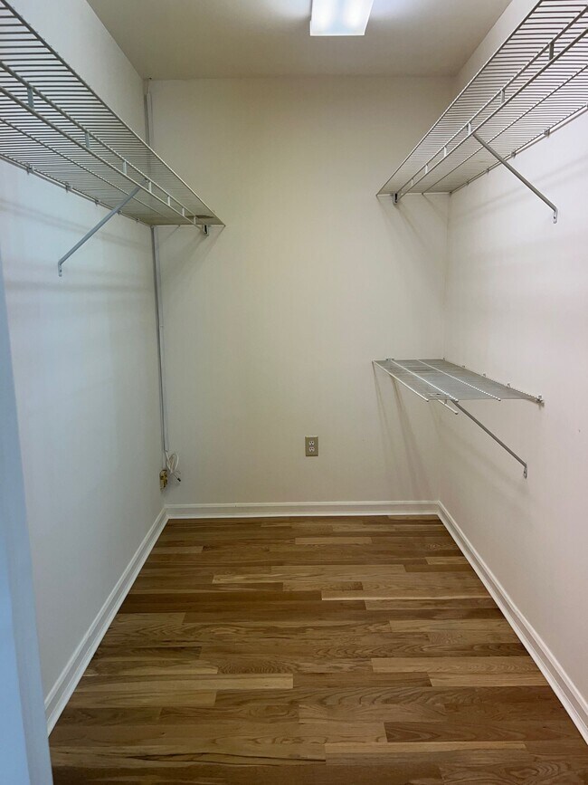 Building Photo - 662 Goffle Rd