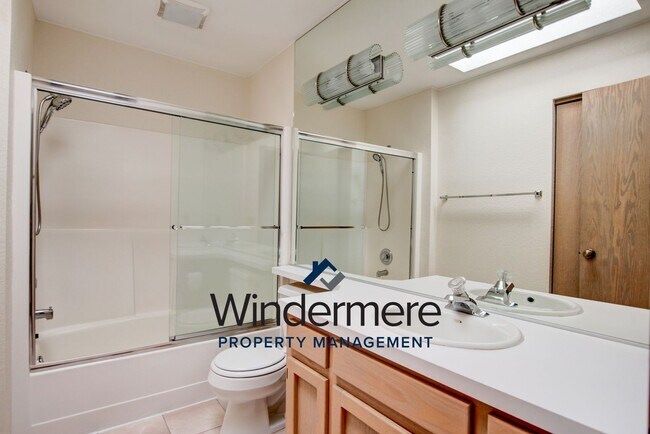 Building Photo - 3 bed 2 bath Condo with a View!
