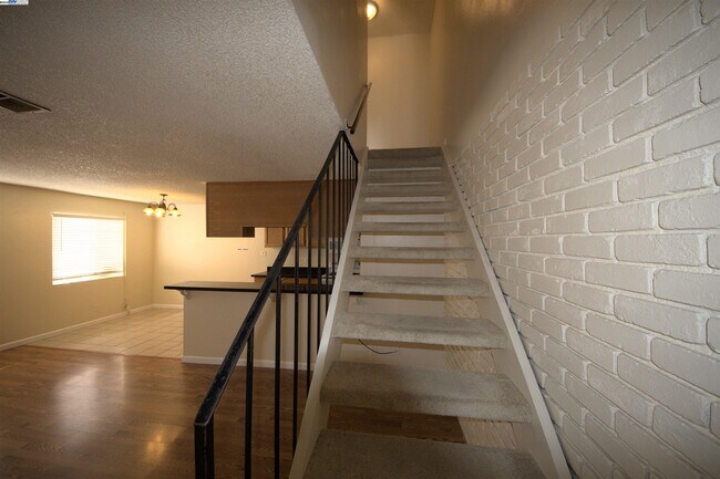 Building Photo - 1214 Sycamore Dr