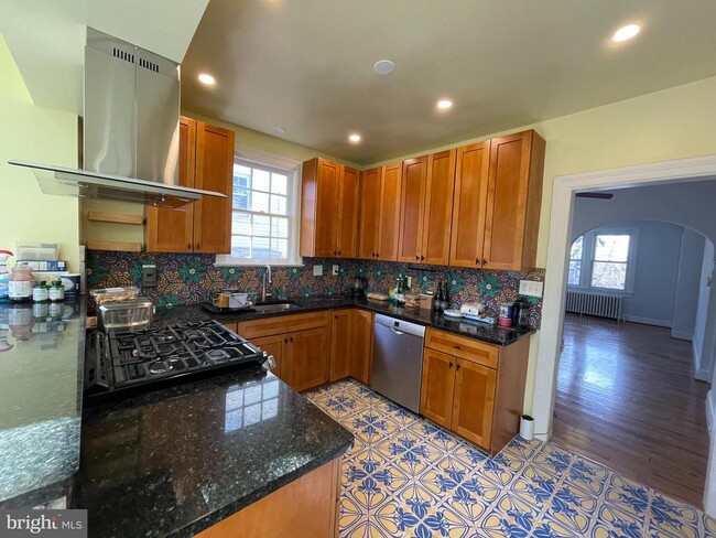 Building Photo - 3211 Varnum St