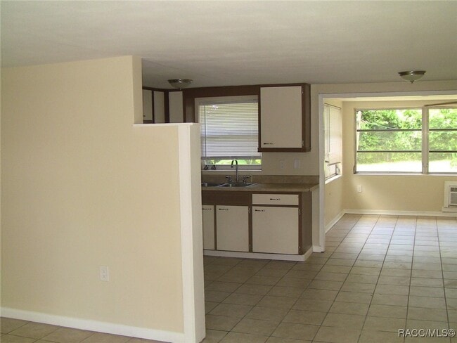 Building Photo - 2 Esskay St