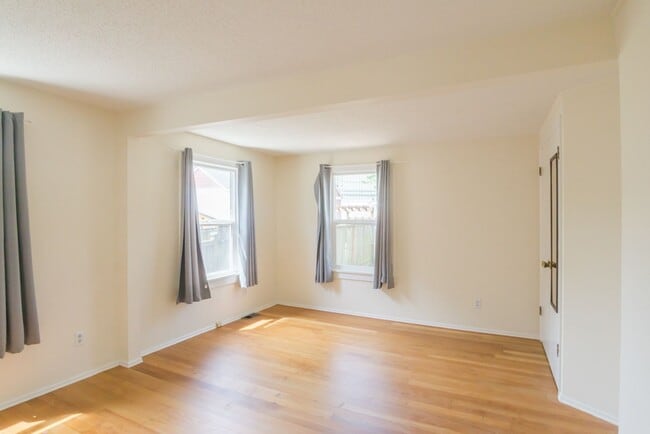 Building Photo - 2bd/1ba Seattle Home