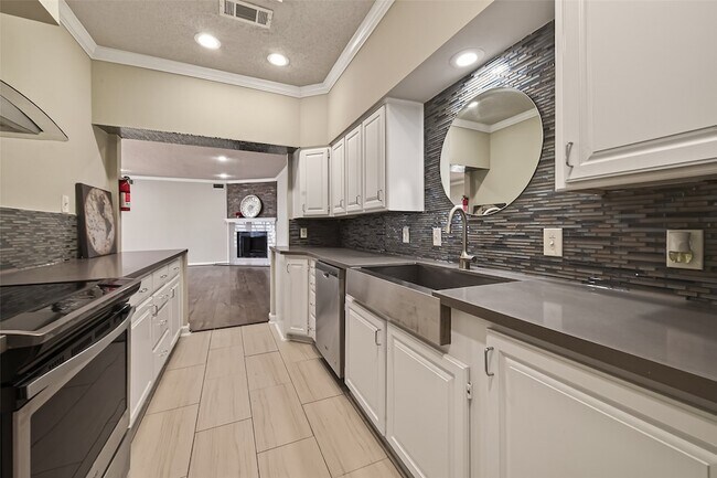 Building Photo - 4024 Breakwood Dr