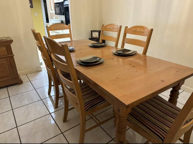 Dining area - 1819 32nd Ave