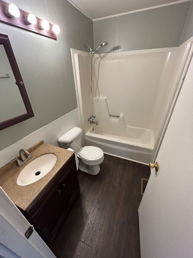 Building Photo - 3 bedroom, 1 bathroom home only minutes away from the Ford plant in Glendale!