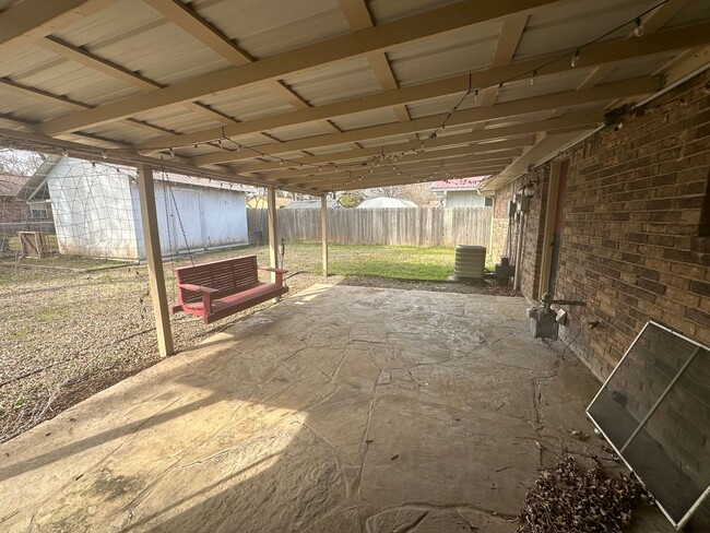 Building Photo - Welcome to this charming 3-bedroom, 2-bath...