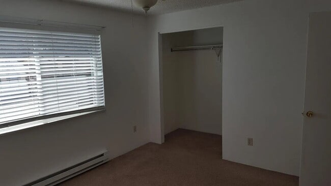 Building Photo - Charming Golden Townhome!