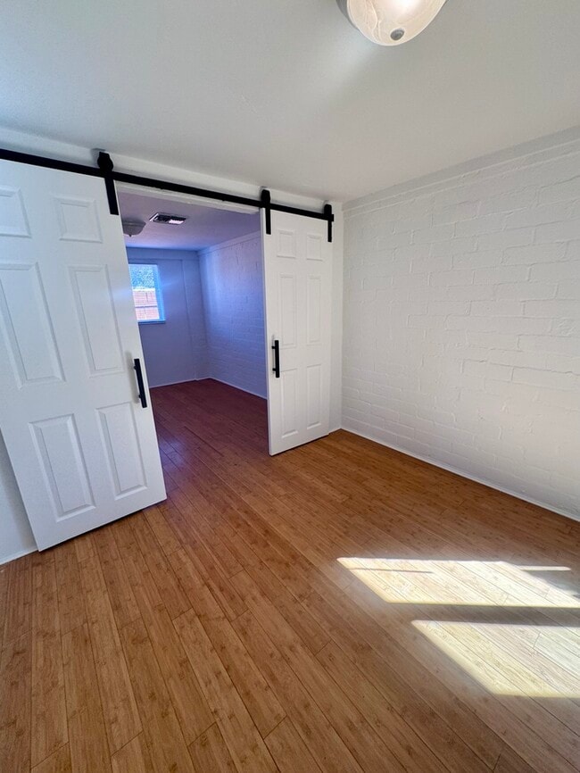 Building Photo - FOR RENT