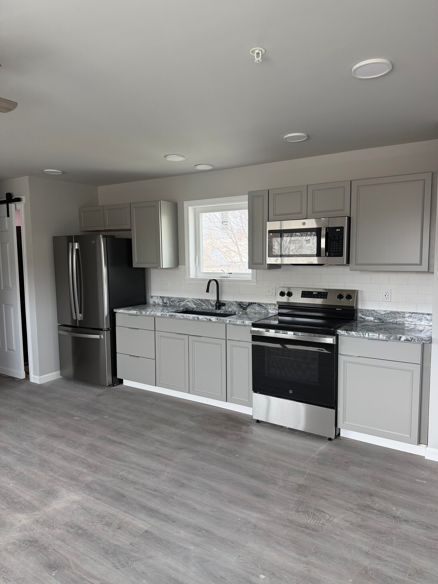 Building Photo - 23 Isham St