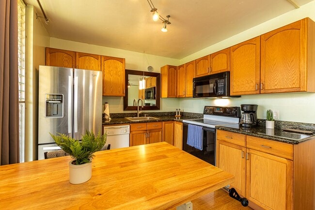 Building Photo - Oceanfront 1 Bed/1 Bath Fully Furnished Condo at Waipuilani!