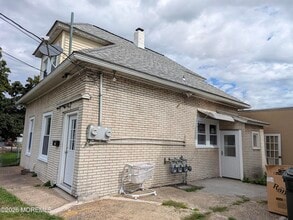 Building Photo - 121 Kossuth St