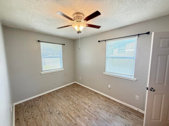 Building Photo - 116A Montrose Dr