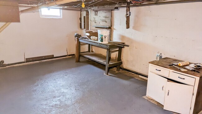 Building Photo - 3 BD  1.5 BA  Guilderland Schools