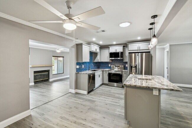 Building Photo - 528 Manor Dr