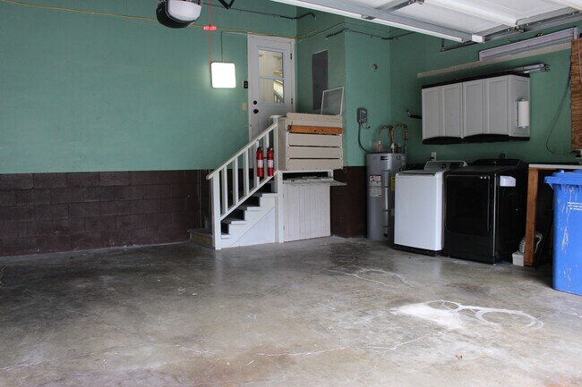 Building Photo - 1279 Kaeleku St