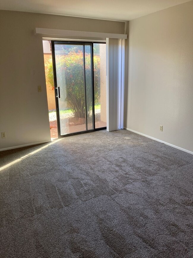 Building Photo - 3 bedroom condo in Village of Oak Creek