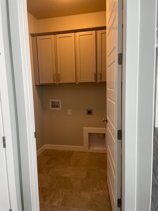 Building Photo - GORGOUS