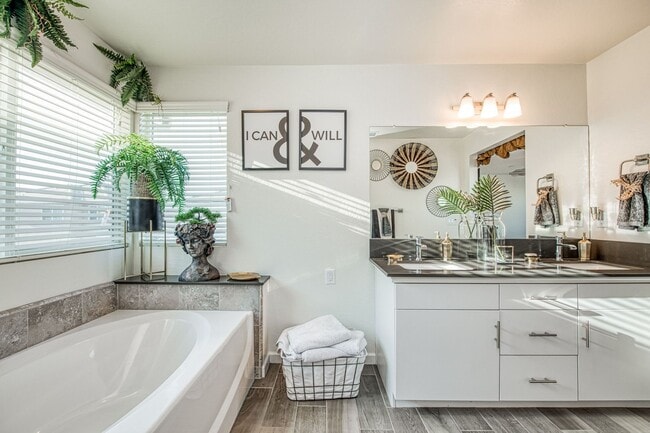 Building Photo - Stunning Clovis Home!