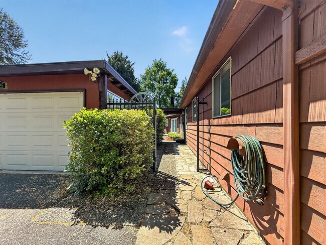 Building Photo - 5025 S 167th St