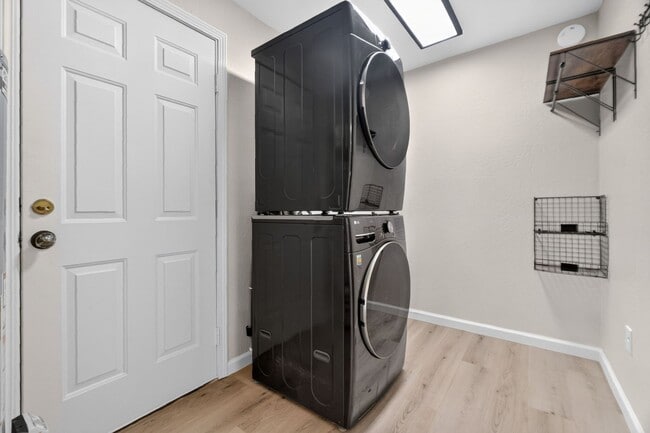Building Photo - 546 Deer Horn Ct