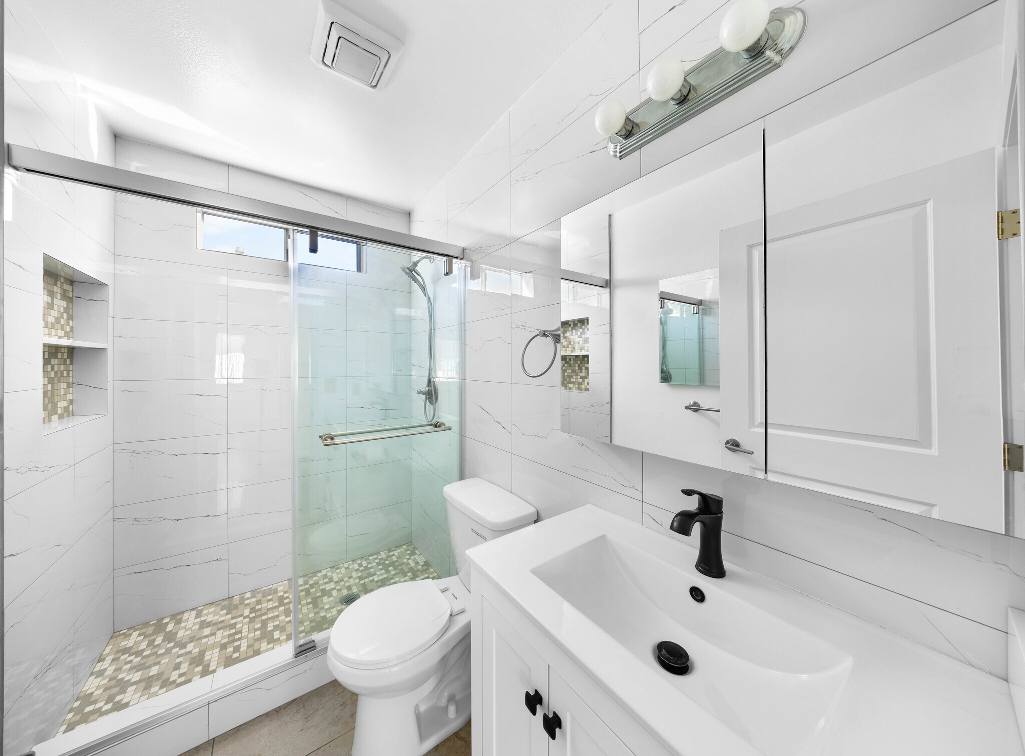 Building Photo - 10225 Fernglen Ave