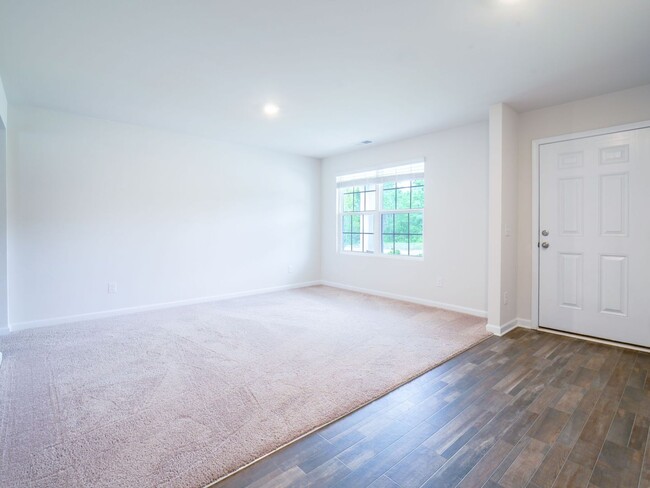 Building Photo - 551 Poppleton Dr