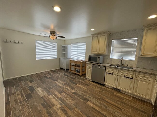 Building Photo - Charming 2 Bed 2 bathroom home with tons of storage space!