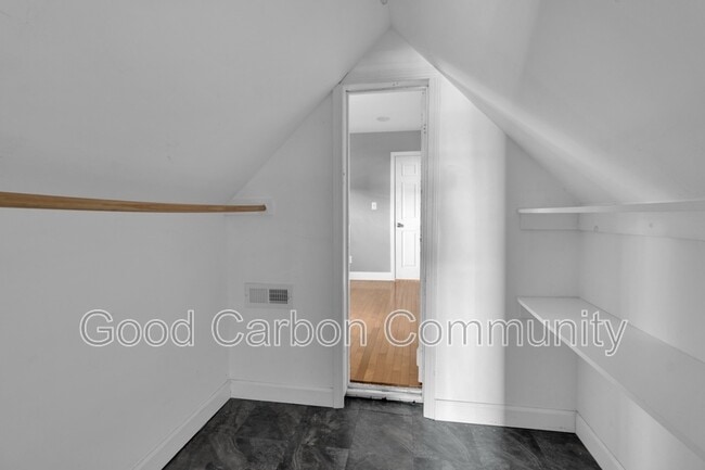 Building Photo - 84 Crane St