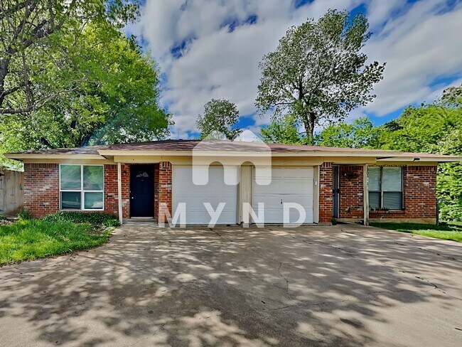 Building Photo - 1303 1/2 Berry Dr Apt A