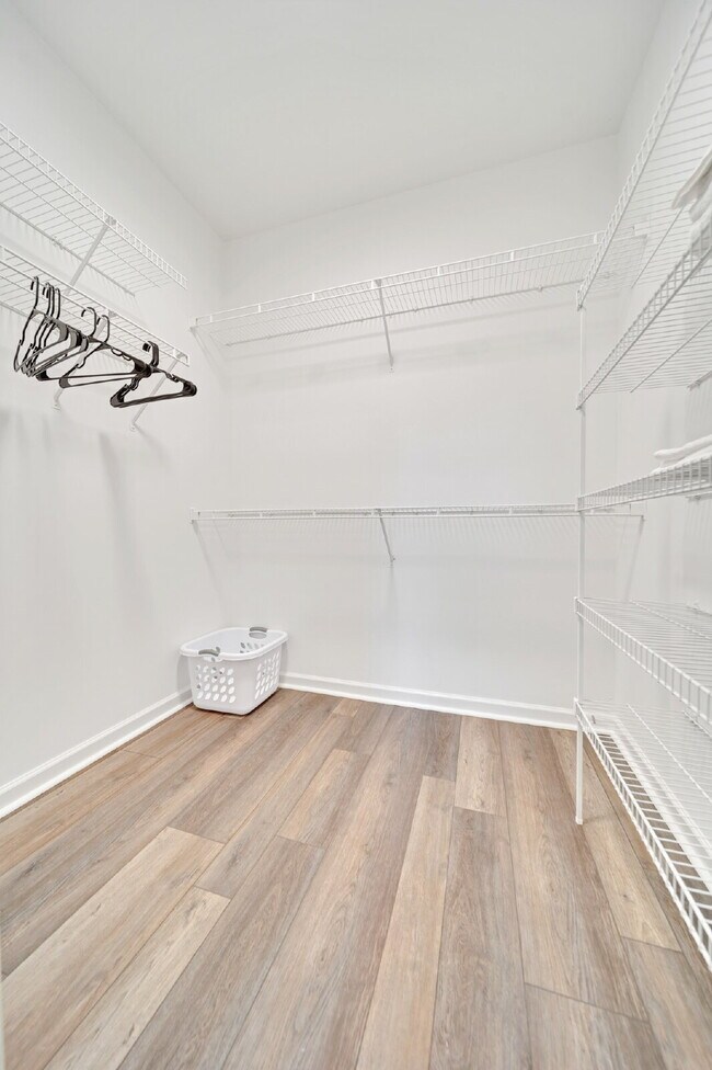 Building Photo - FULLY and Tastefully furnished 3 bedroom h...