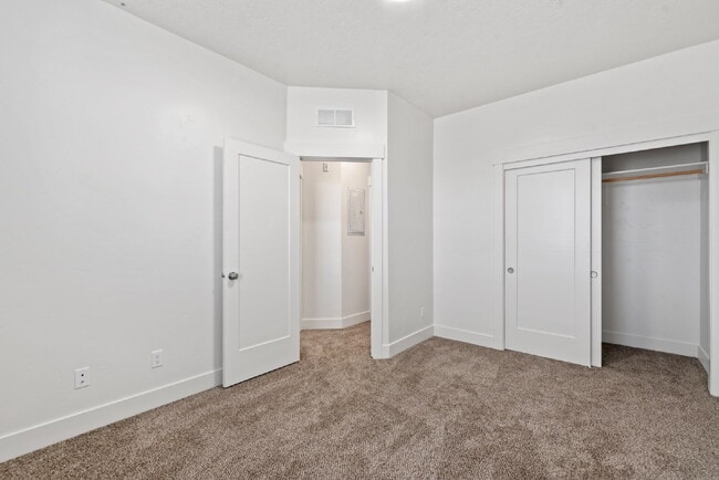 Building Photo - "Discover Comfort & Style: Spacious 3-Bed,...