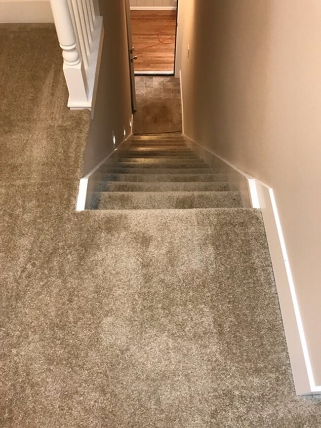 Building Photo - Charming Top Floor Studio of Triplex in a Fantastic Seattle Neighborhood!