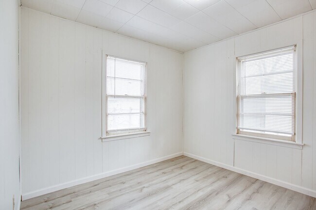 Building Photo - Updated 3 bedroom, 1.5 bath!