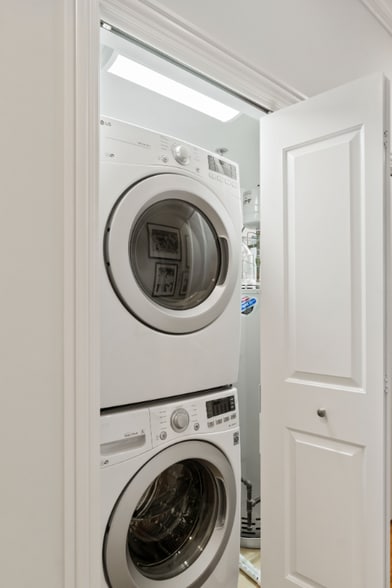 Building Photo - 1045 W Monroe St