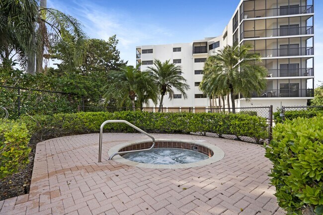 Building Photo - 2090 S Tamiami Trl