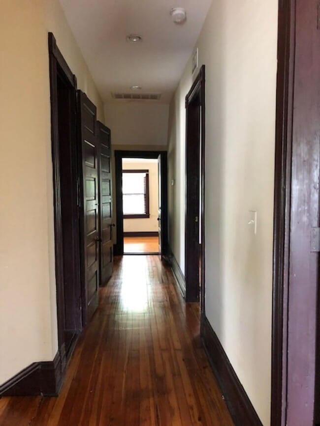 Building Photo - Great historical home! PRICE LOWERED to $2395- walking distance to downtown & WKU