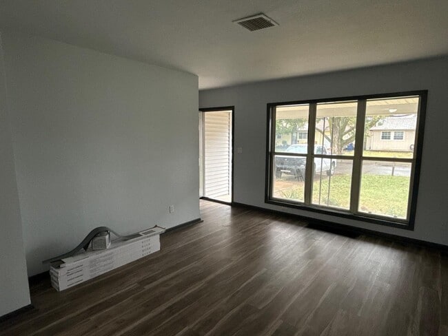 Building Photo - 2318 W 33rd St S