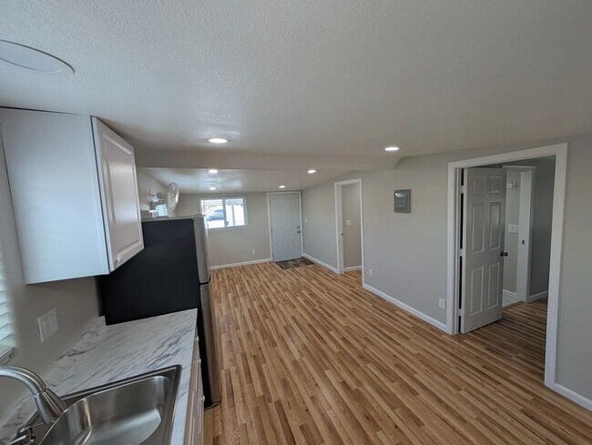 Building Photo - FRESHLY RENOVATED & MOVE-IN READY In South...